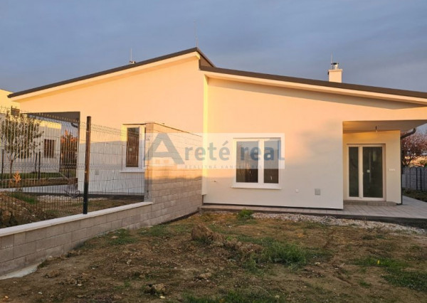 Areté real - Predaj výborne dispozične riešeného 4-izbového  rodinného domu  v dobrej a tichej lokalite v Šenkviciach