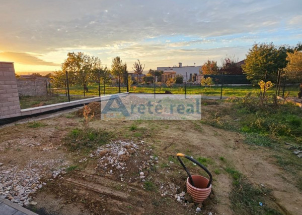 Areté real - Predaj výborne dispozične riešeného 4-izbového  rodinného domu  v dobrej a tichej lokalite v Šenkviciach