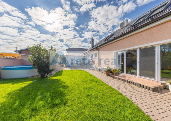 ARETÉ REAL - PREDAJ 2 RODINNÝCH DOMOV ZA CENU JEDNÉHO, SLOVENSKÝ GROB