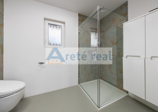 ARETÉ REAL - PREDAJ 2 RODINNÝCH DOMOV ZA CENU JEDNÉHO, SLOVENSKÝ GROB