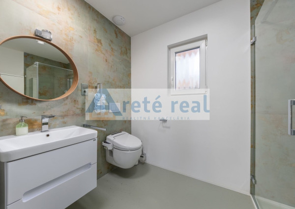 ARETÉ REAL - PREDAJ 2 RODINNÝCH DOMOV ZA CENU JEDNÉHO, SLOVENSKÝ GROB