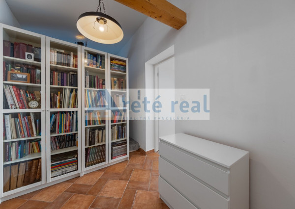 ARETÉ REAL - PREDAJ 2 RODINNÝCH DOMOV ZA CENU JEDNÉHO, SLOVENSKÝ GROB