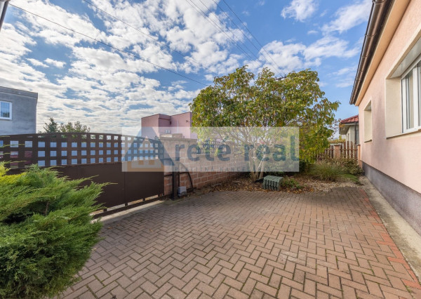 ARETÉ REAL - PREDAJ 2 RODINNÝCH DOMOV ZA CENU JEDNÉHO, SLOVENSKÝ GROB