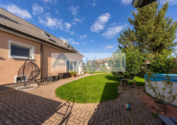 ARETÉ REAL - PREDAJ 2 RODINNÝCH DOMOV ZA CENU JEDNÉHO, SLOVENSKÝ GROB