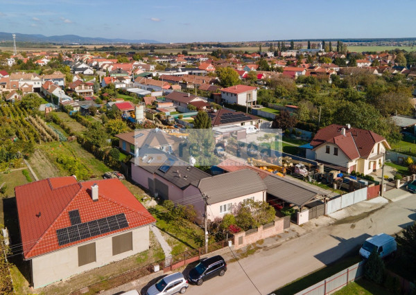 ARETÉ REAL - PREDAJ 2 RODINNÝCH DOMOV ZA CENU JEDNÉHO, SLOVENSKÝ GROB