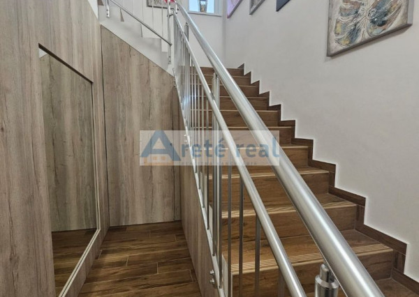 Areté real - Predaj nádherného, nadštandardného, výborne dispozične riešeného 3-izbového bytu s veľkorysou zimnou záhradou a terasou v dobrej lokalite v Slovenskom Grobe, Malý Raj