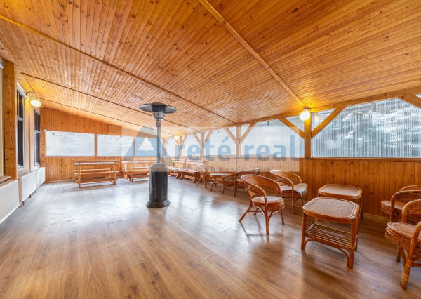 ARETÉ REAL – PREDAJ BUDOVY NA ŠPORTOVÉ A REKREAČNÉ ÚČELY S TROMA CHATKAMI, MODRA, HARMÓNIA