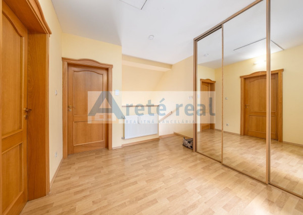 ARETÉ REAL – PREDAJ BUDOVY NA ŠPORTOVÉ A REKREAČNÉ ÚČELY S TROMA CHATKAMI, MODRA, HARMÓNIA