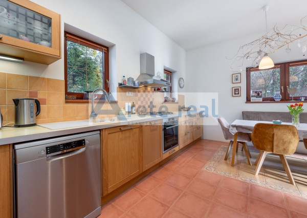 ARETÉ REAL – PREDAJ BUDOVY NA ŠPORTOVÉ A REKREAČNÉ ÚČELY S TROMA CHATKAMI, MODRA, HARMÓNIA