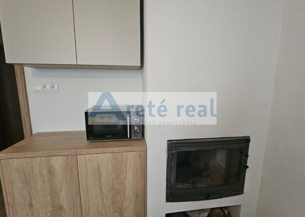 Areté real - Prenájom veľmi pekného, priestranného 3,5-izbového bytu s parkovacím miestom, Pezinok, ul. Cajlanská