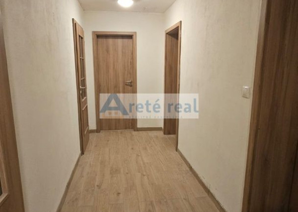 Areté real - Prenájom veľmi pekného, priestranného 3,5-izbového bytu s parkovacím miestom, Pezinok, ul. Cajlanská