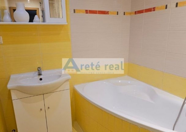 Areté real - Prenájom veľmi pekného, priestranného 2-izbového bytu s  loggiou, Malacky, ul. D. Skuteckého