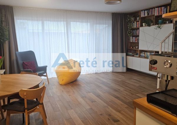 ARETÉ REAL- PRENÁJOM  KRÁSNEHO,KOMPLETNE ZARIADENÉHO 4 IZB.DOMU  V NOVOSTAVBE, 2 PARKOVACIE STÁTIA-VINOSADY