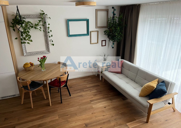 ARETÉ REAL- PRENÁJOM  KRÁSNEHO,KOMPLETNE ZARIADENÉHO 4 IZB.DOMU  V NOVOSTAVBE, 2 PARKOVACIE STÁTIA-VINOSADY