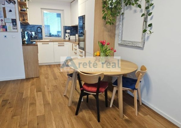 ARETÉ REAL- PRENÁJOM  KRÁSNEHO,KOMPLETNE ZARIADENÉHO 4 IZB.DOMU  V NOVOSTAVBE, 2 PARKOVACIE STÁTIA-VINOSADY