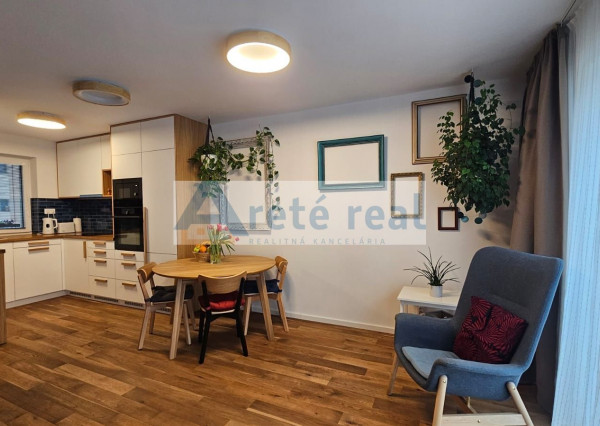 ARETÉ REAL- PRENÁJOM  KRÁSNEHO,KOMPLETNE ZARIADENÉHO 4 IZB.DOMU  V NOVOSTAVBE, 2 PARKOVACIE STÁTIA-VINOSADY