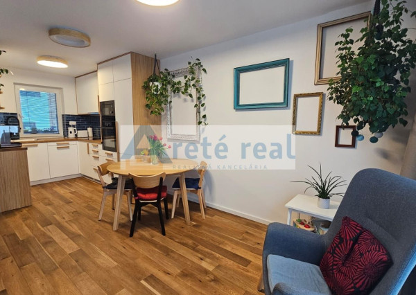 ARETÉ REAL- PRENÁJOM  KRÁSNEHO,KOMPLETNE ZARIADENÉHO 4 IZB.DOMU  V NOVOSTAVBE, 2 PARKOVACIE STÁTIA-VINOSADY