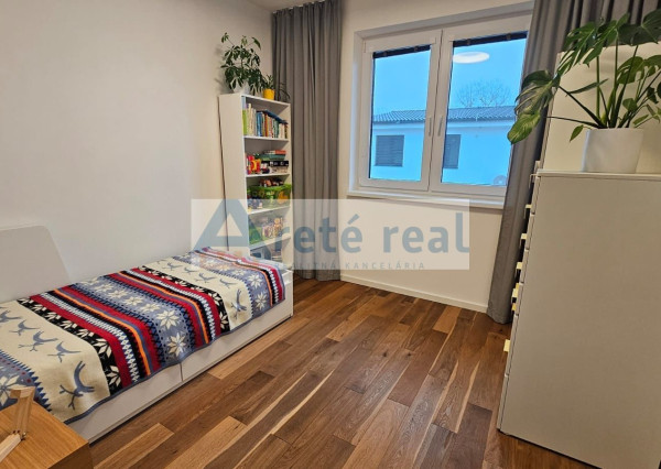 ARETÉ REAL- PRENÁJOM  KRÁSNEHO,KOMPLETNE ZARIADENÉHO 4 IZB.DOMU  V NOVOSTAVBE, 2 PARKOVACIE STÁTIA-VINOSADY