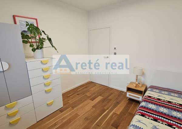 ARETÉ REAL- PRENÁJOM  KRÁSNEHO,KOMPLETNE ZARIADENÉHO 4 IZB.DOMU  V NOVOSTAVBE, 2 PARKOVACIE STÁTIA-VINOSADY