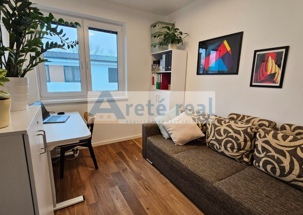 ARETÉ REAL- PRENÁJOM  KRÁSNEHO,KOMPLETNE ZARIADENÉHO 4 IZB.DOMU  V NOVOSTAVBE, 2 PARKOVACIE STÁTIA-VINOSADY