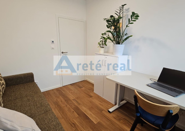 ARETÉ REAL- PRENÁJOM  KRÁSNEHO,KOMPLETNE ZARIADENÉHO 4 IZB.DOMU  V NOVOSTAVBE, 2 PARKOVACIE STÁTIA-VINOSADY