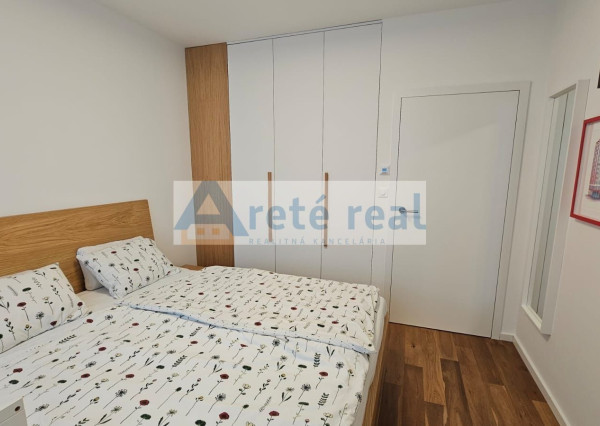 ARETÉ REAL- PRENÁJOM  KRÁSNEHO,KOMPLETNE ZARIADENÉHO 4 IZB.DOMU  V NOVOSTAVBE, 2 PARKOVACIE STÁTIA-VINOSADY