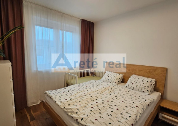 ARETÉ REAL- PRENÁJOM  KRÁSNEHO,KOMPLETNE ZARIADENÉHO 4 IZB.DOMU  V NOVOSTAVBE, 2 PARKOVACIE STÁTIA-VINOSADY