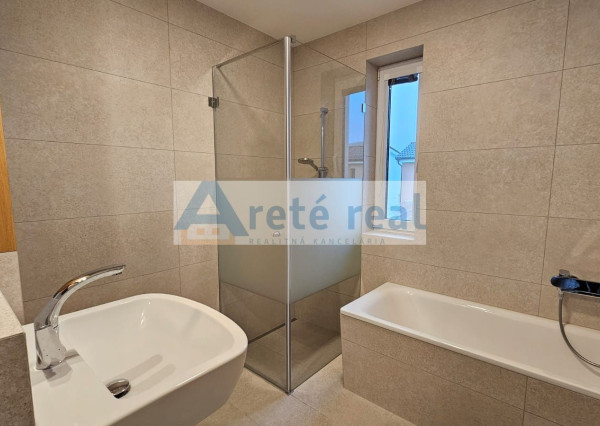 ARETÉ REAL- PRENÁJOM  KRÁSNEHO,KOMPLETNE ZARIADENÉHO 4 IZB.DOMU  V NOVOSTAVBE, 2 PARKOVACIE STÁTIA-VINOSADY