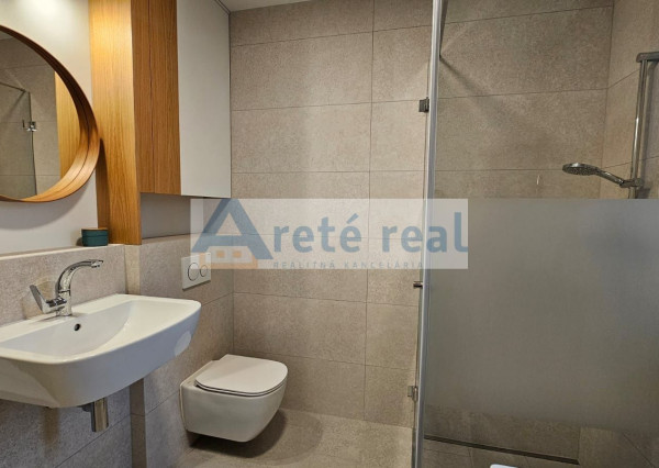 ARETÉ REAL- PRENÁJOM  KRÁSNEHO,KOMPLETNE ZARIADENÉHO 4 IZB.DOMU  V NOVOSTAVBE, 2 PARKOVACIE STÁTIA-VINOSADY