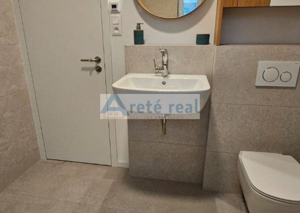 ARETÉ REAL- PRENÁJOM  KRÁSNEHO,KOMPLETNE ZARIADENÉHO 4 IZB.DOMU  V NOVOSTAVBE, 2 PARKOVACIE STÁTIA-VINOSADY