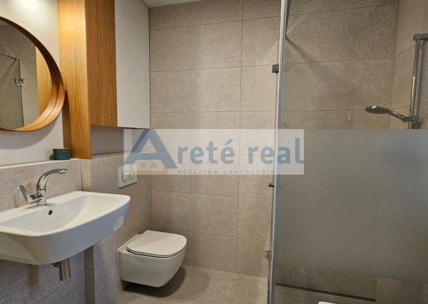 ARETÉ REAL- PRENÁJOM  KRÁSNEHO,KOMPLETNE ZARIADENÉHO 4 IZB.DOMU  V NOVOSTAVBE, 2 PARKOVACIE STÁTIA-VINOSADY