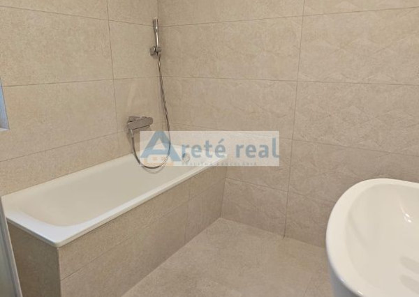 ARETÉ REAL- PRENÁJOM  KRÁSNEHO,KOMPLETNE ZARIADENÉHO 4 IZB.DOMU  V NOVOSTAVBE, 2 PARKOVACIE STÁTIA-VINOSADY