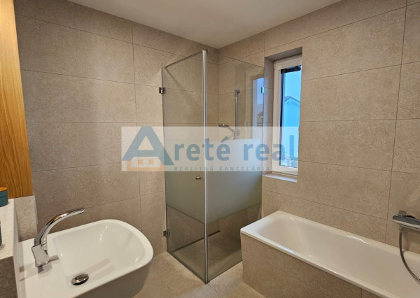 ARETÉ REAL- PRENÁJOM  KRÁSNEHO,KOMPLETNE ZARIADENÉHO 4 IZB.DOMU  V NOVOSTAVBE, 2 PARKOVACIE STÁTIA-VINOSADY