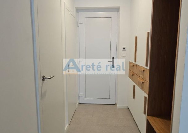 ARETÉ REAL- PRENÁJOM  KRÁSNEHO,KOMPLETNE ZARIADENÉHO 4 IZB.DOMU  V NOVOSTAVBE, 2 PARKOVACIE STÁTIA-VINOSADY