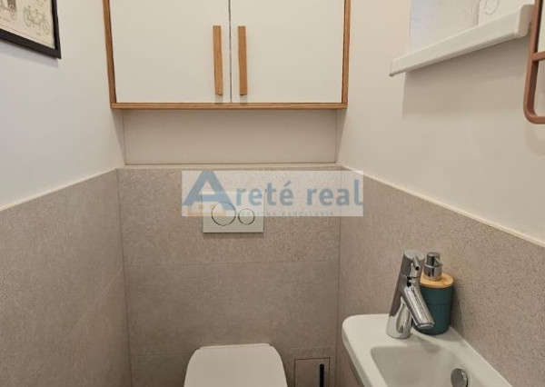 ARETÉ REAL- PRENÁJOM  KRÁSNEHO,KOMPLETNE ZARIADENÉHO 4 IZB.DOMU  V NOVOSTAVBE, 2 PARKOVACIE STÁTIA-VINOSADY