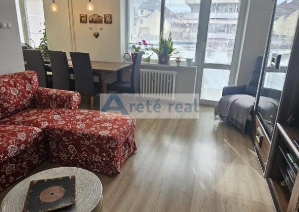 Areté real - Rezervovane! Predaj veľmi pekného, výborne dispozične riešeného, zrekonštruovaného 2-izbového bytu s balkónom v centre Pezinka, ul. Záhradná