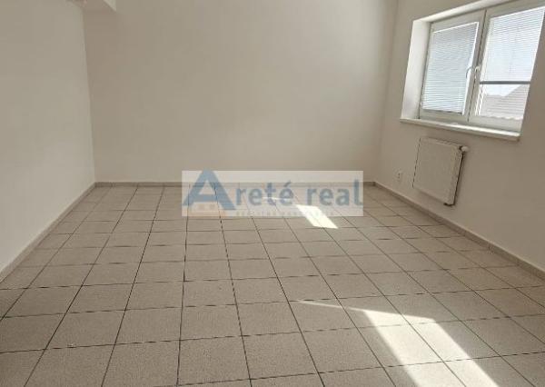 Areté real - Prenájom prevádzkových priestorov s parkovacím miestom v dobrej lokalite v Pezinku, ul. Šenkvická cesta, GAS CENTRUM