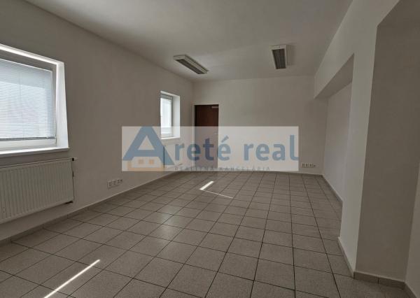 Areté real - Prenájom prevádzkových priestorov s parkovacím miestom v dobrej lokalite v Pezinku, ul. Šenkvická cesta, GAS CENTRUM