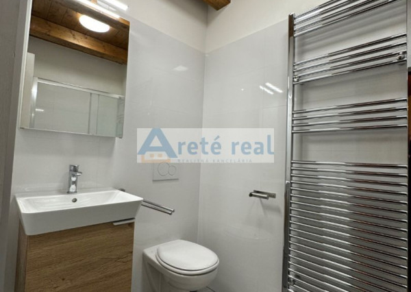 ARETÉ REAL – PREDAJ RODINNÉHO DOMU S NEBYTOVÝMI  BUDOVAMI KONČIACIMI NÁDÁHERNOU ZÁHRADOU A MESTSKÝMI HRADBAMI V CENTRE MODRY, ŠTÚROVA