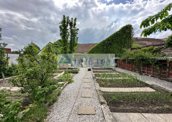 ARETÉ REAL – PREDAJ RODINNÉHO DOMU S NEBYTOVÝMI  BUDOVAMI KONČIACIMI NÁDÁHERNOU ZÁHRADOU A MESTSKÝMI HRADBAMI V CENTRE MODRY, ŠTÚROVA