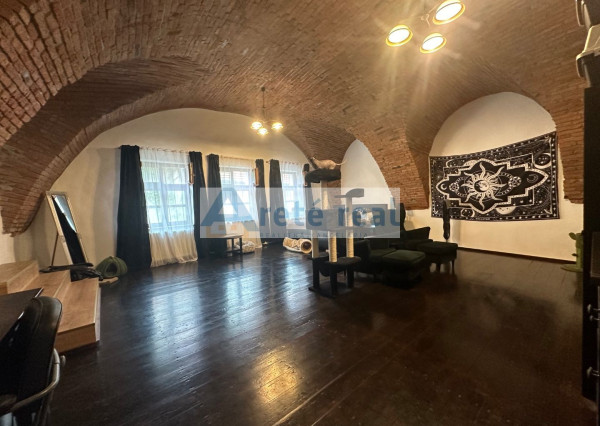 ARETÉ REAL – PREDAJ RODINNÉHO DOMU S NEBYTOVÝMI  BUDOVAMI KONČIACIMI NÁDÁHERNOU ZÁHRADOU A MESTSKÝMI HRADBAMI V CENTRE MODRY, ŠTÚROVA