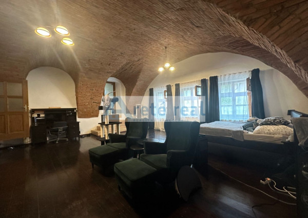 ARETÉ REAL – PREDAJ RODINNÉHO DOMU S NEBYTOVÝMI  BUDOVAMI KONČIACIMI NÁDÁHERNOU ZÁHRADOU A MESTSKÝMI HRADBAMI V CENTRE MODRY, ŠTÚROVA