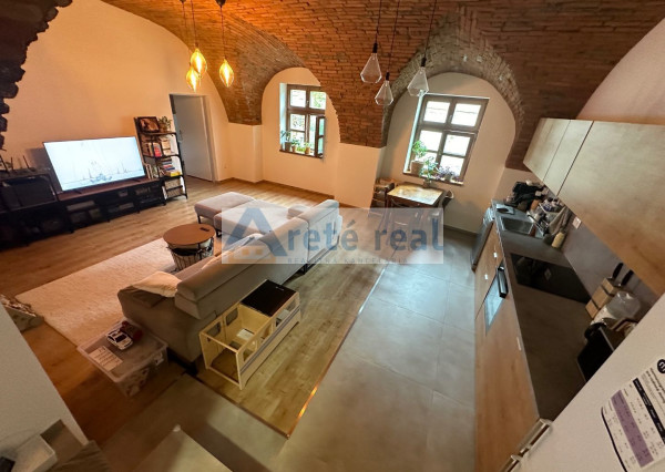 ARETÉ REAL – PREDAJ RODINNÉHO DOMU S NEBYTOVÝMI  BUDOVAMI KONČIACIMI NÁDÁHERNOU ZÁHRADOU A MESTSKÝMI HRADBAMI V CENTRE MODRY, ŠTÚROVA