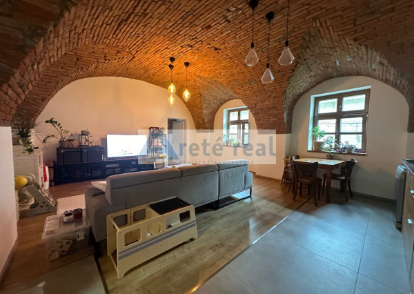 ARETÉ REAL – PREDAJ RODINNÉHO DOMU S NEBYTOVÝMI  BUDOVAMI KONČIACIMI NÁDÁHERNOU ZÁHRADOU A MESTSKÝMI HRADBAMI V CENTRE MODRY, ŠTÚROVA