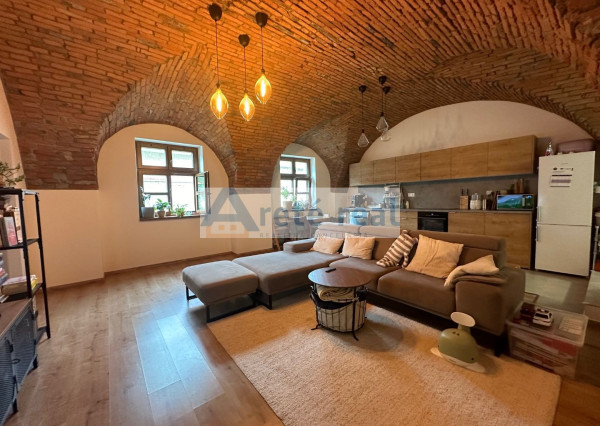 ARETÉ REAL – PREDAJ RODINNÉHO DOMU S NEBYTOVÝMI  BUDOVAMI KONČIACIMI NÁDÁHERNOU ZÁHRADOU A MESTSKÝMI HRADBAMI V CENTRE MODRY, ŠTÚROVA