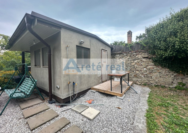 ARETÉ REAL – PREDAJ RODINNÉHO DOMU S NEBYTOVÝMI  BUDOVAMI KONČIACIMI NÁDÁHERNOU ZÁHRADOU A MESTSKÝMI HRADBAMI V CENTRE MODRY, ŠTÚROVA