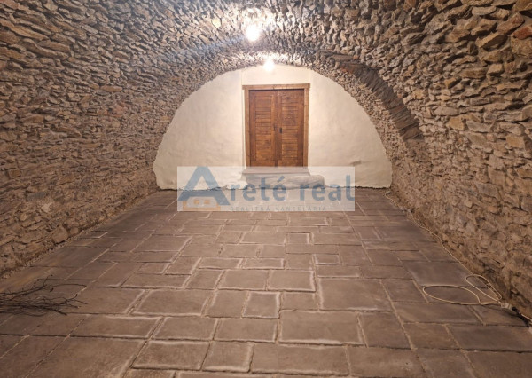 ARETÉ REAL – PREDAJ RODINNÉHO DOMU S NEBYTOVÝMI  BUDOVAMI KONČIACIMI NÁDÁHERNOU ZÁHRADOU A MESTSKÝMI HRADBAMI V CENTRE MODRY, ŠTÚROVA