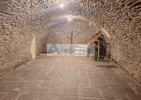 ARETÉ REAL – PREDAJ RODINNÉHO DOMU S NEBYTOVÝMI  BUDOVAMI KONČIACIMI NÁDÁHERNOU ZÁHRADOU A MESTSKÝMI HRADBAMI V CENTRE MODRY, ŠTÚROVA