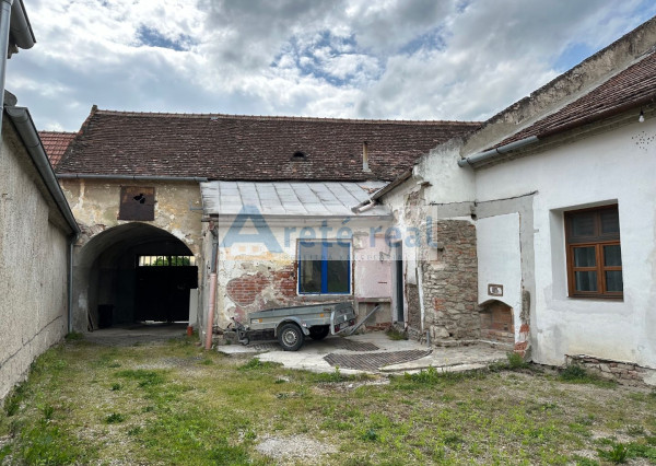 ARETÉ REAL – PREDAJ RODINNÉHO DOMU S NEBYTOVÝMI  BUDOVAMI KONČIACIMI NÁDÁHERNOU ZÁHRADOU A MESTSKÝMI HRADBAMI V CENTRE MODRY, ŠTÚROVA