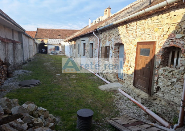 ARETÉ REAL – PREDAJ RODINNÉHO DOMU S NEBYTOVÝMI  BUDOVAMI KONČIACIMI NÁDÁHERNOU ZÁHRADOU A MESTSKÝMI HRADBAMI V CENTRE MODRY, ŠTÚROVA